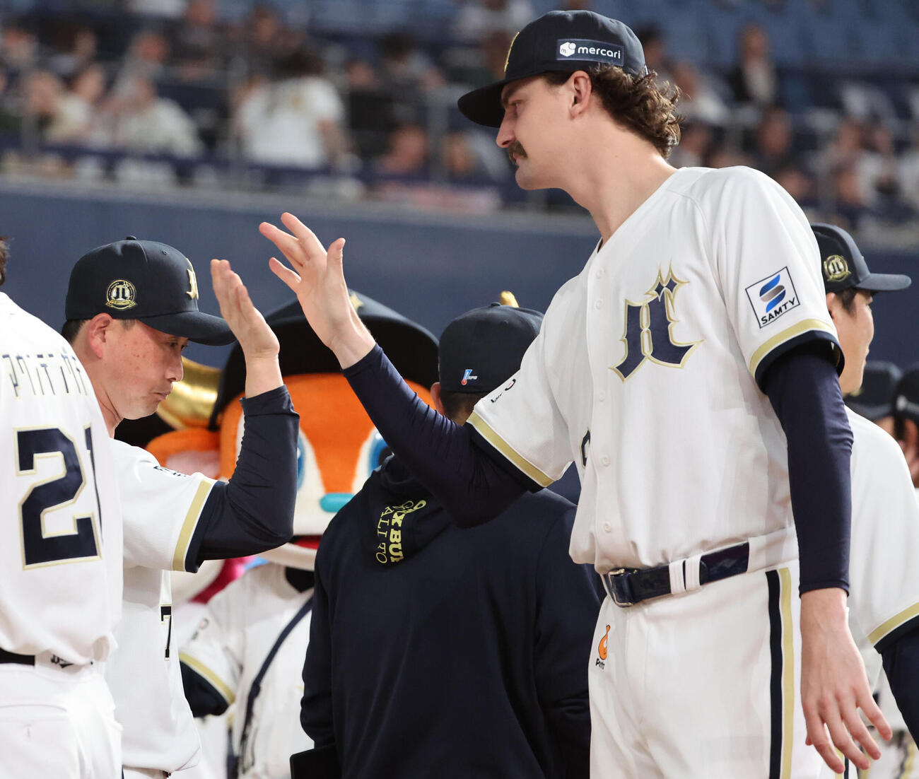 オリックス対ロッテ　初勝利を挙げたオリックスのショーン・ジェリーは、岸田護監督とタッチをかわす（撮影・西尾就之）