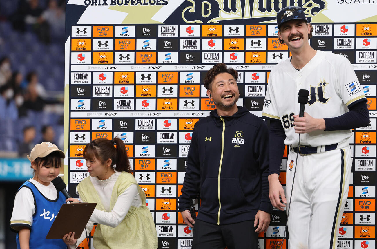 オリックス対ロッテ　初勝利を挙げたオリックスのショーン・ジェリーは、ヒーローインタビューでインタビュアーを務めた子どもの質問に爆笑（撮影・西尾就之）