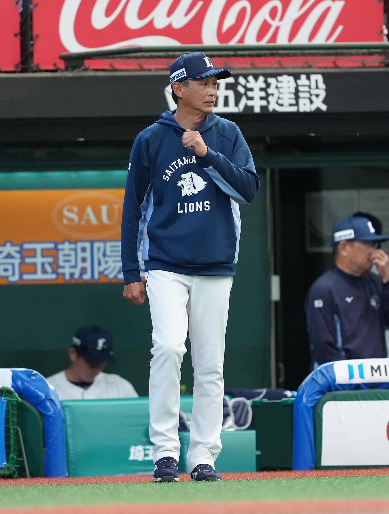 西武対ソフトバンク　選手交代を告げる西武西口文也監督（撮影・足立雅史）