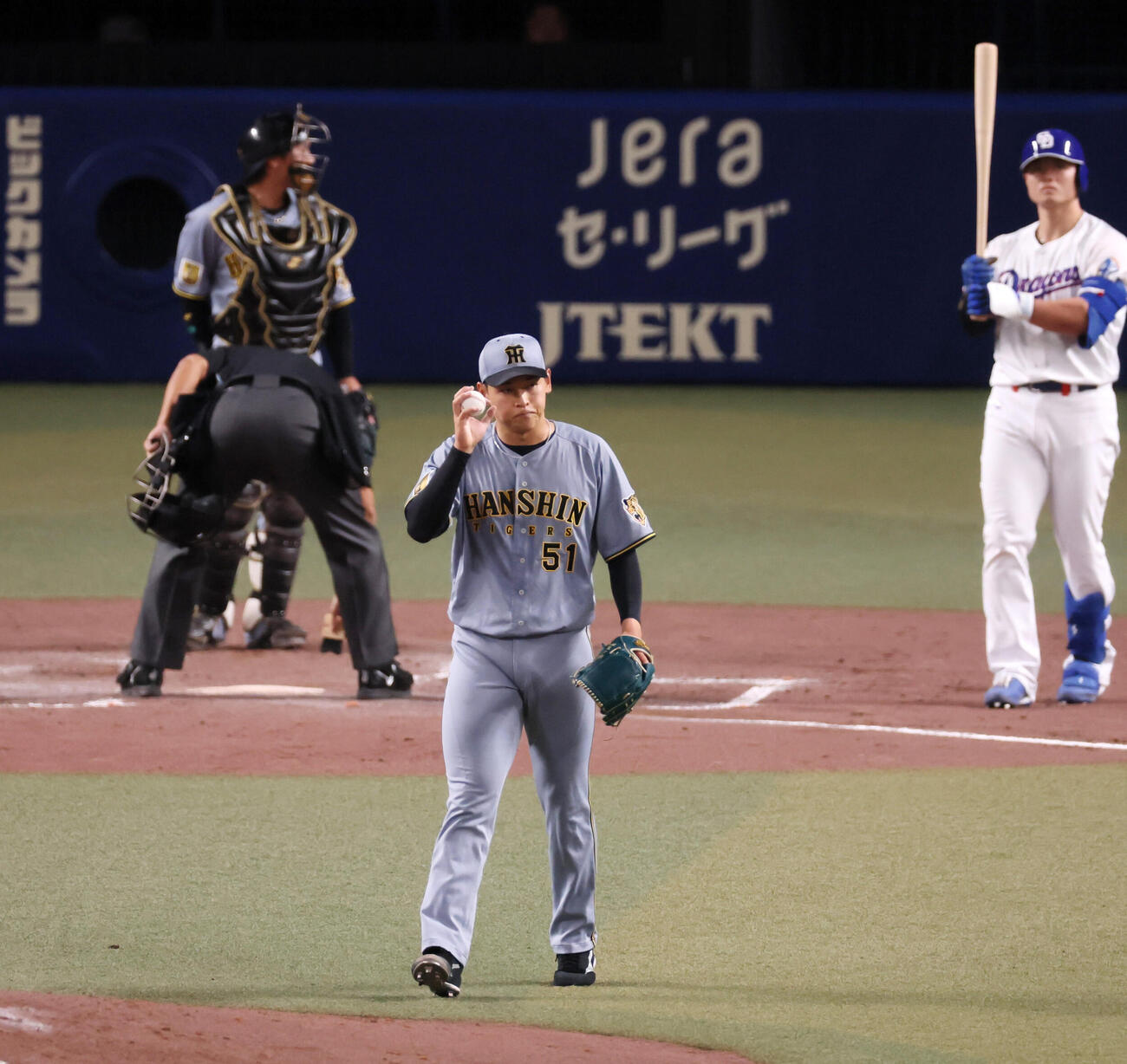 中日対阪神　3回裏中日1死満塁、早川太貴は村松開人に3点適時三塁打を許す（撮影・加藤哉）