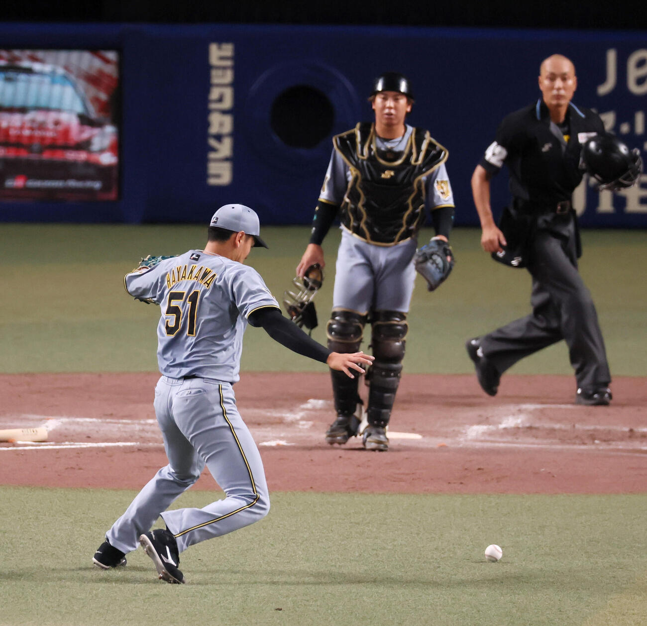 中日対阪神　3回裏中日1死三塁、早川太貴は細川成也の打球をエラーする（撮影・加藤哉）