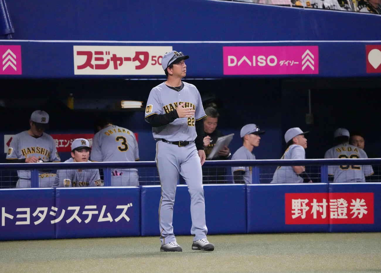 中日対阪神　6回表終了、選手交代を告げる藤川球児監督（撮影・森本幸一）