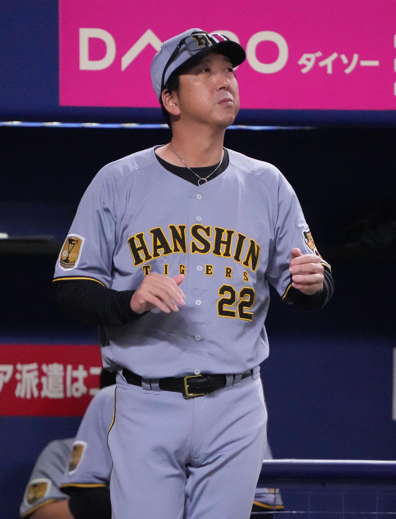 中日対阪神　7回表終了、選手交代を告げる藤川球児監督（撮影・森本幸一）