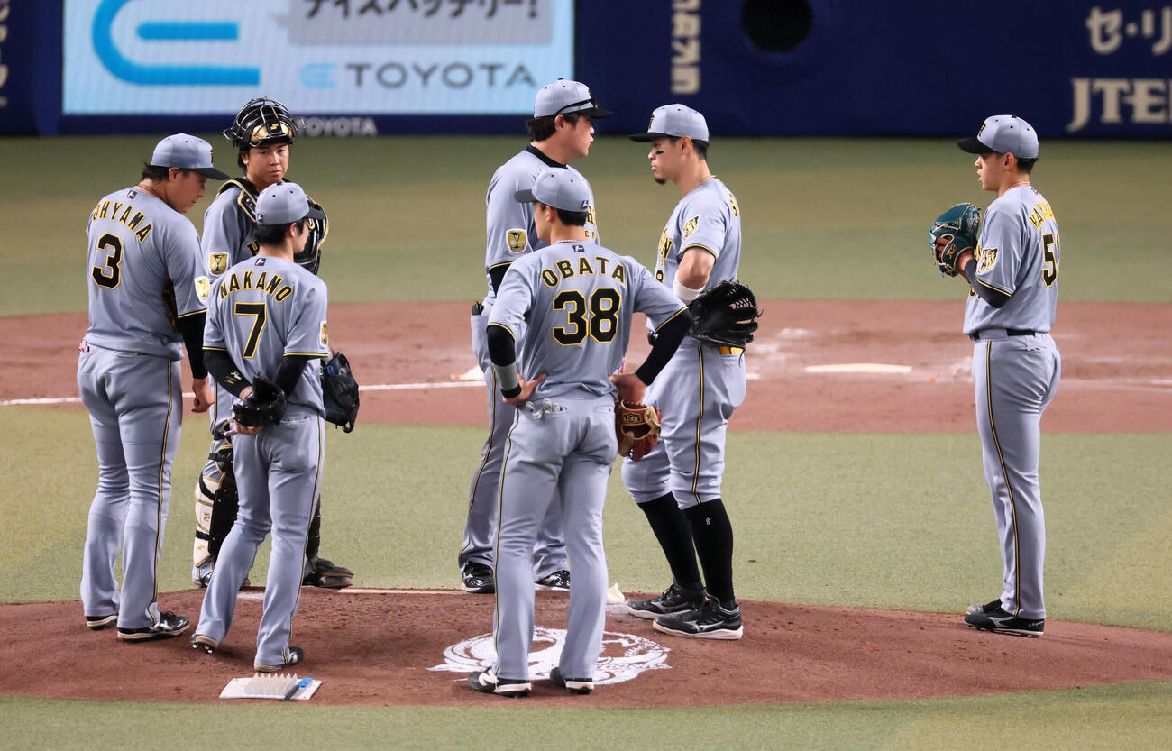 中日対阪神　4回裏中日無死一塁、降板する先発早川太貴右）とマウンドに集まるナイン（撮影・加藤哉）