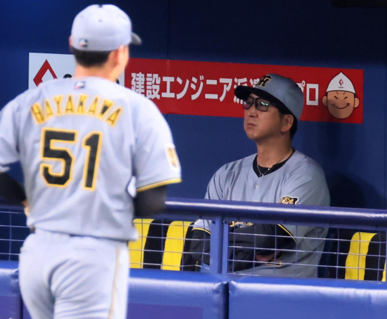 中日対阪神　4回裏中日無死一塁、降板する先発早川太貴（左）の奥でグラウンドを藤川球児監督見つめる（撮影・加藤哉）
