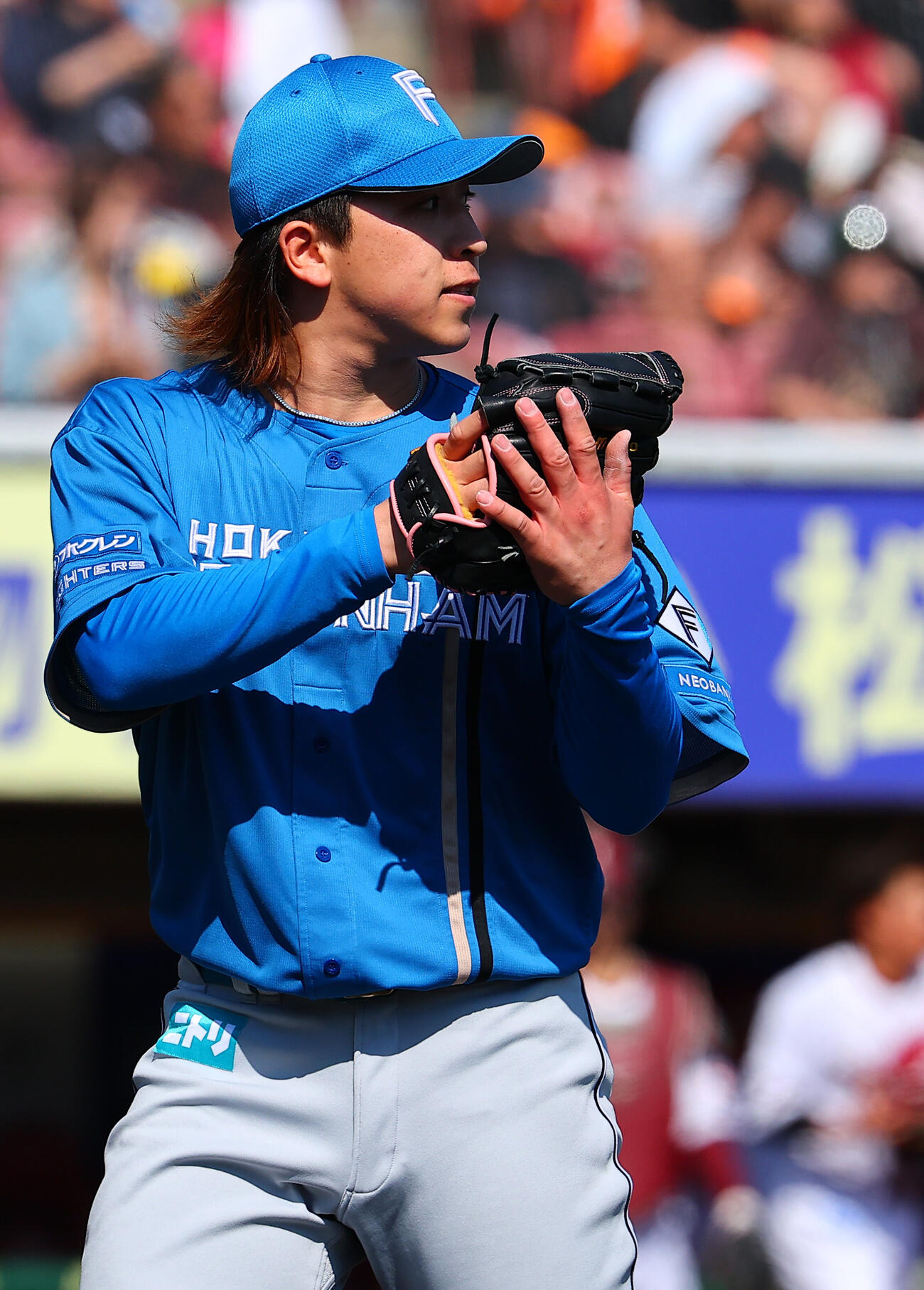 楽天対日本ハム　2回裏を抑えグラブをたたく日本ハム先発の細野晴希（撮影・野上伸悟）