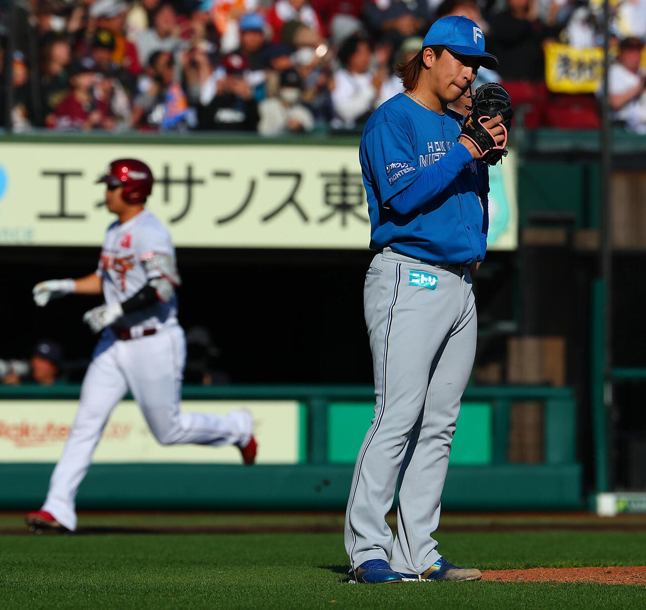 楽天対日本ハ　7回裏楽天無死一塁、浅村栄斗に2点本塁打を許す細野晴希（撮影・野上伸悟）