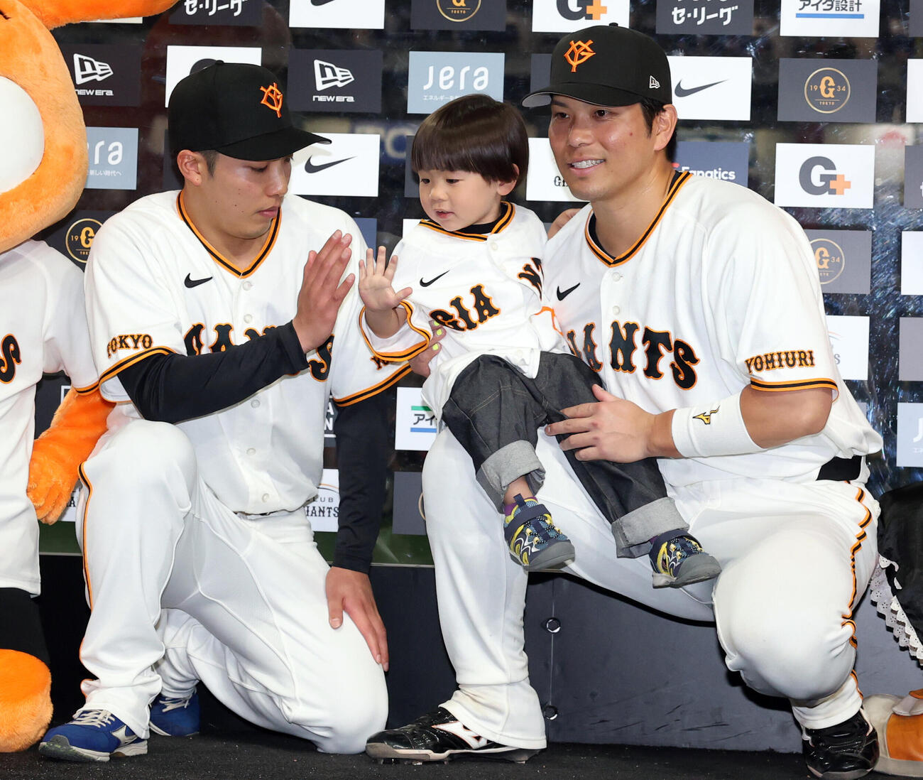 巨人対ヤクルト　ヒーローインタビューで、男の子のファンと記念撮影する巨人赤星優志（左）と大城卓三（撮影・浅見桂子）