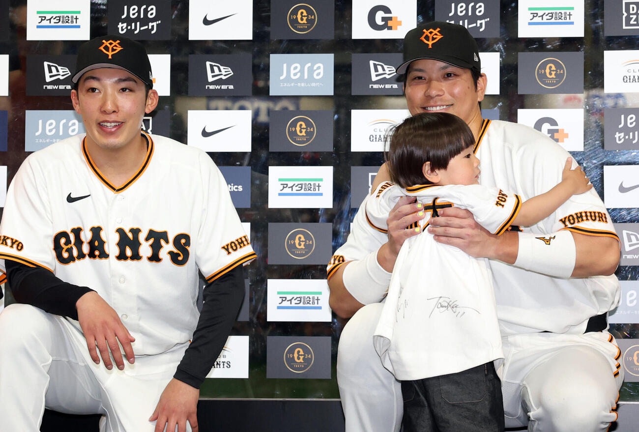 巨人対ヤクルト　ヒーローインタビューで、男の子のファンと記念撮影する巨人赤星優志（左）と大城卓三（撮影・浅見桂子）