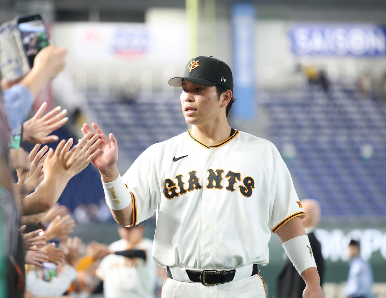 巨人対ヤクルト　勝利し観客とタッチを交わす巨人大城卓三（撮影・増田悦実）