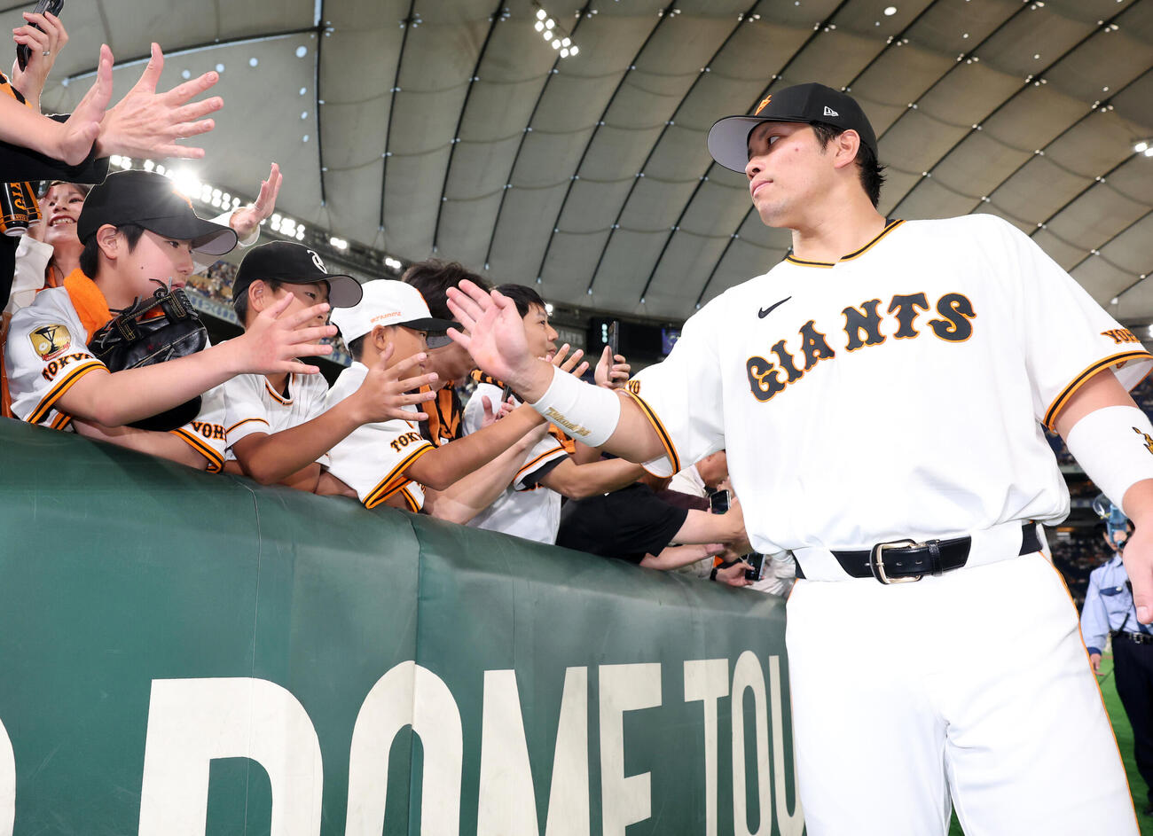 巨人対ヤクルト　場内1周で少年ファンとハイタッチする巨人大城卓三（撮影・浅見桂子）