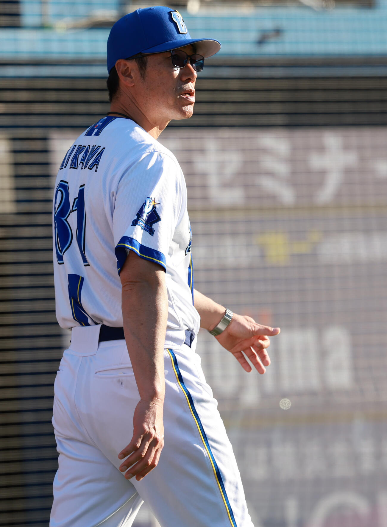 DeNA対広島　選手交代を告げるDeNA相川亮二監督（撮影・水谷安孝）