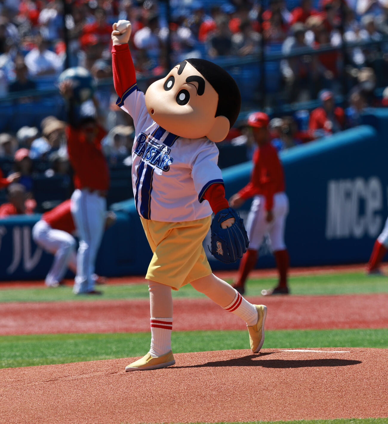 DeNA対広島　試合前、セレモニアルピッチをするクレヨンしんちゃん（撮影・水谷安孝）