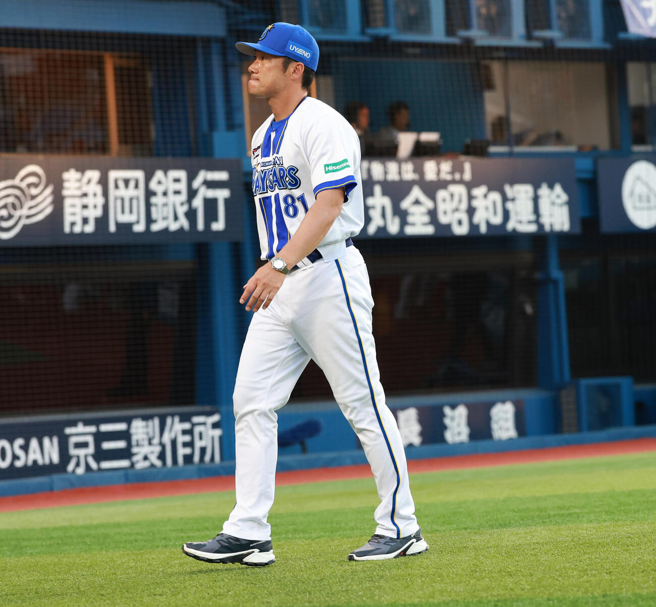 DeNA対広島　引き分けに終わりファンへのあいさつを終えベンチに引き揚げるDeNA相川亮二監督（撮影・水谷安孝）