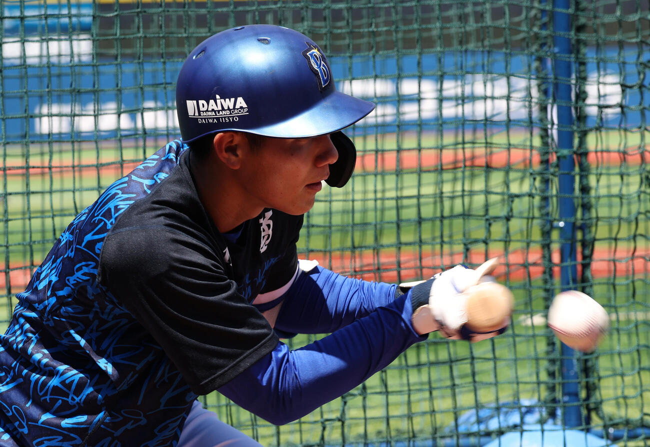 DeNA対広島　試合前バント練習をするDeNA成瀬脩人（撮影・水谷安孝）