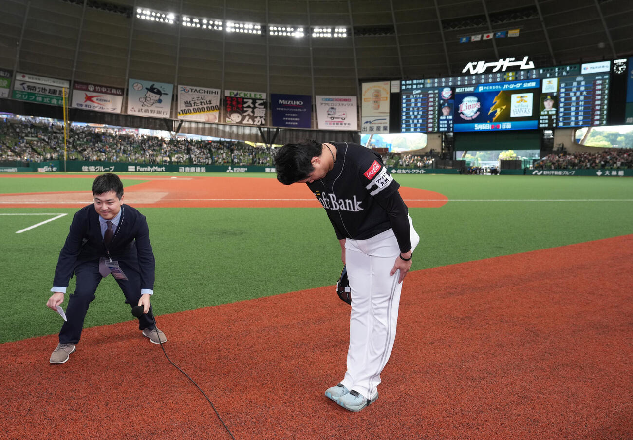 西武対ソフトバンク　直立不動でヒーローインタビューを終え、ていねいにお辞儀するソフトバンク上茶谷大河（撮影・足立雅史）