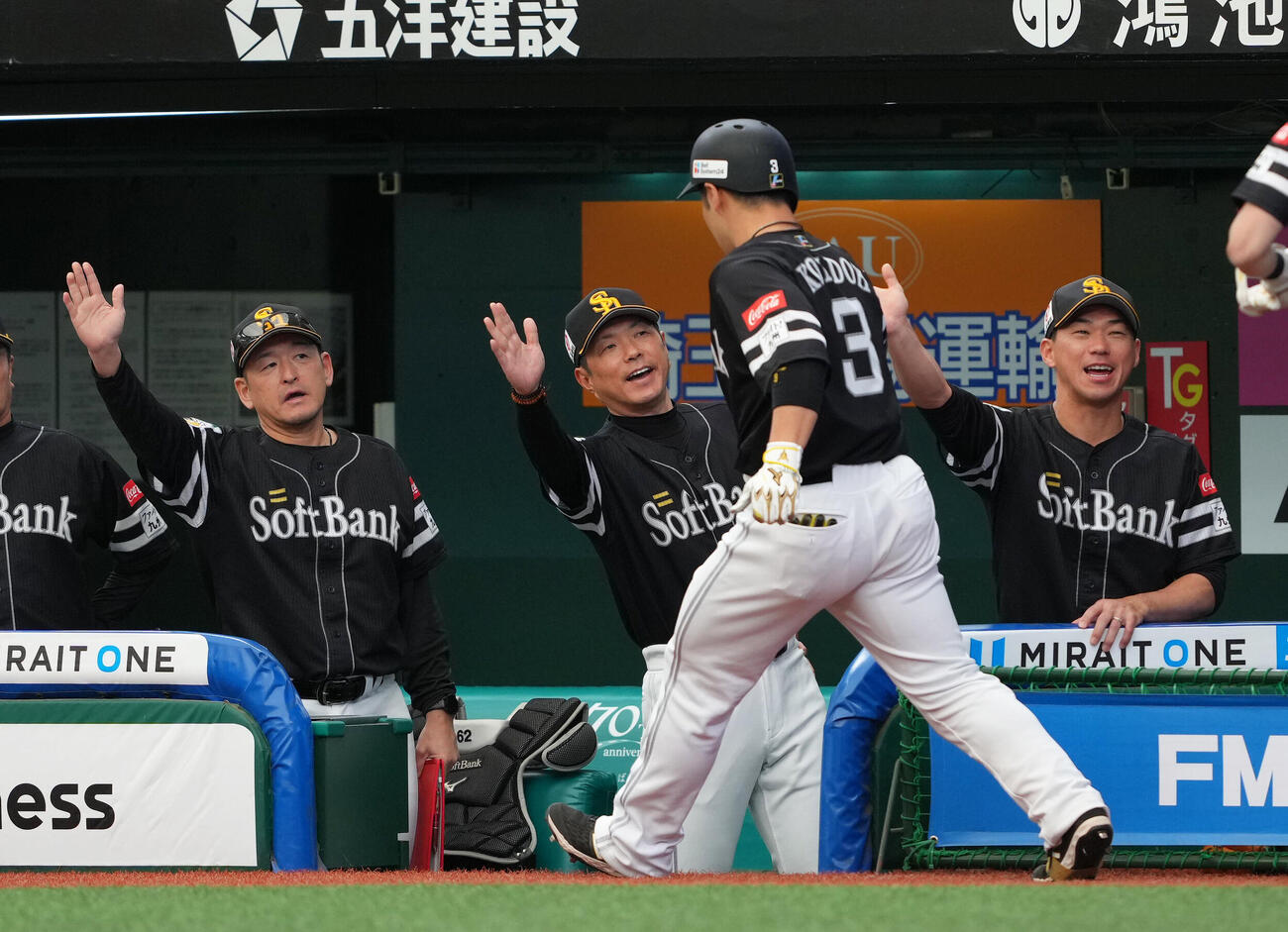 西武対ソフトバンク　3回表ソフトバンク1死二塁、近藤健介（中央右）は2点本塁打を放ち小久保裕紀監督（中央）にタッチで迎えられる（撮影・足立雅史）