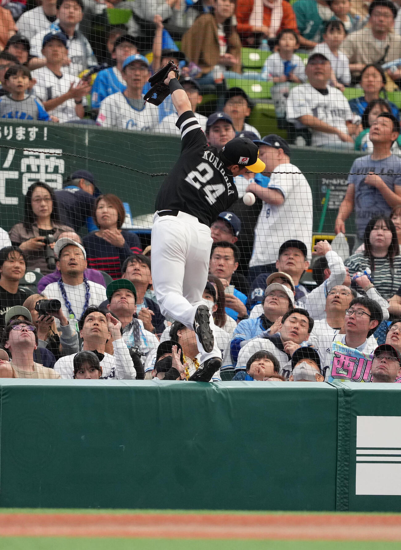西武対ソフトバンク　7回裏西武無死一塁、西川愛也の邪飛を必死に追うもネットに引っかかる三塁手栗原陵矢（撮影・足立雅史）