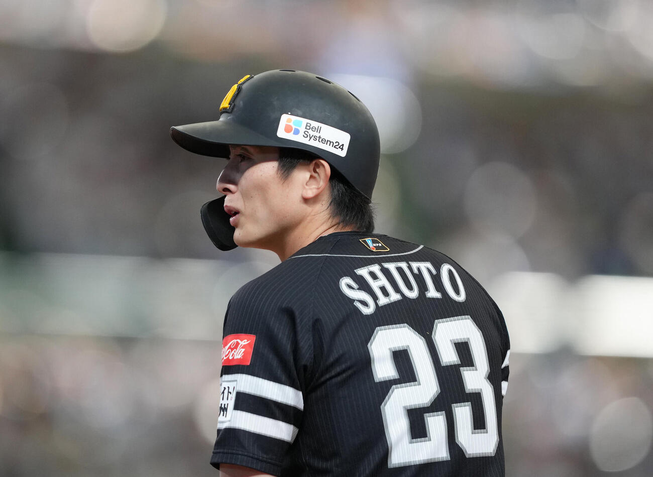 西武対ソフトバンク　8回表ソフトバンク2死一塁、右前打を放った周東佑京（撮影・足立雅史）