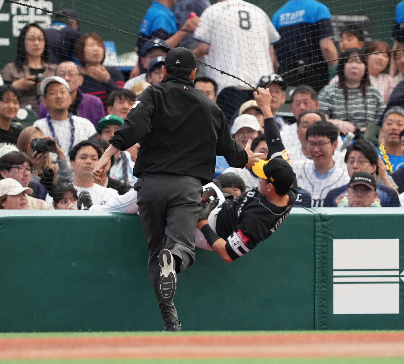 西武対ソフトバンク　7回裏西武無死一塁、西川愛也の邪飛を必死に追うもネットに引っかかる三塁手栗原陵矢（撮影・足立雅史）