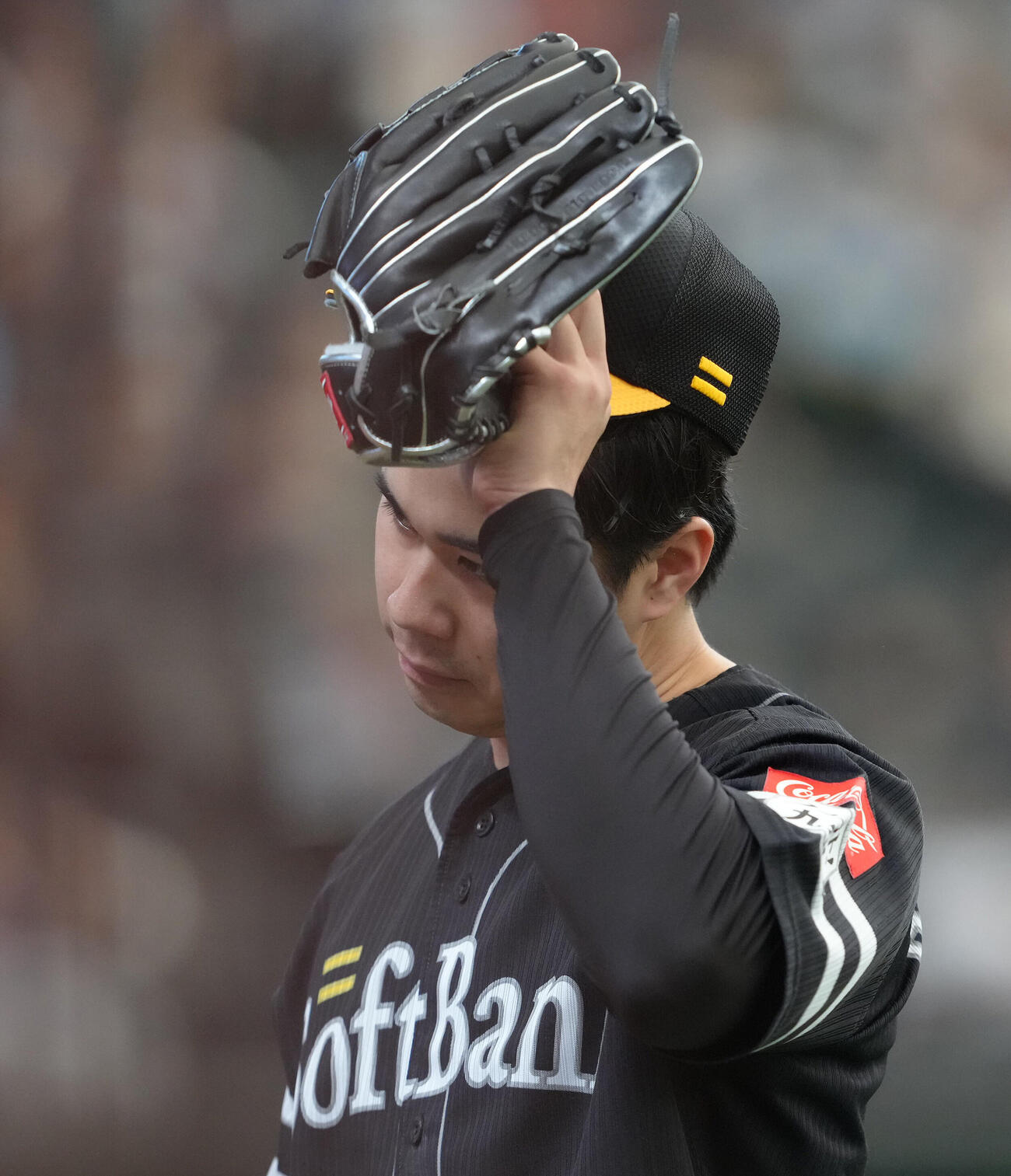 西武対ソフトバンク　5回途中マウンドを降りるソフトバンク松本晴（撮影・足立雅史）