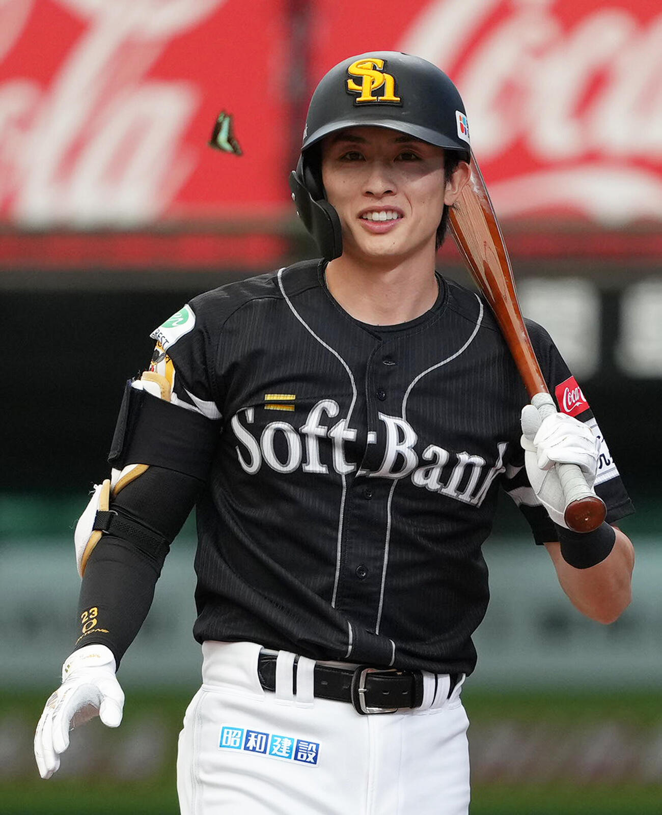 西武対ソフトバンク　3回表西武1死、打席の周東佑京はチョウが舞い苦笑いする（撮影・足立雅史）