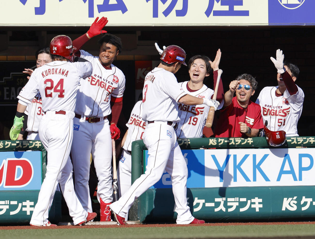 7回、決勝2ランを放った浅村（中央）を迎える楽天ナイン（共同）