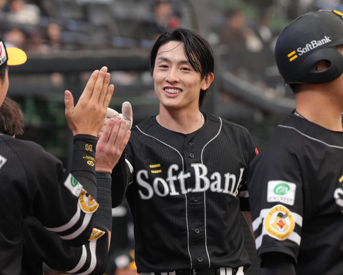 西武対ソフトバンク　5回表ソフトバンク1死満塁、柳町達の2点適時二塁打で生還し、笑顔でタッチを交わす周東佑京（撮影・足立雅史）
