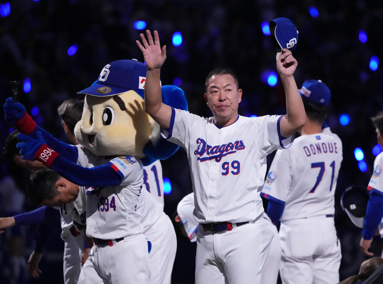 中日対阪神　試合終了、スタンドの観客に挨拶をする井上一樹監督（撮影・森本幸一）