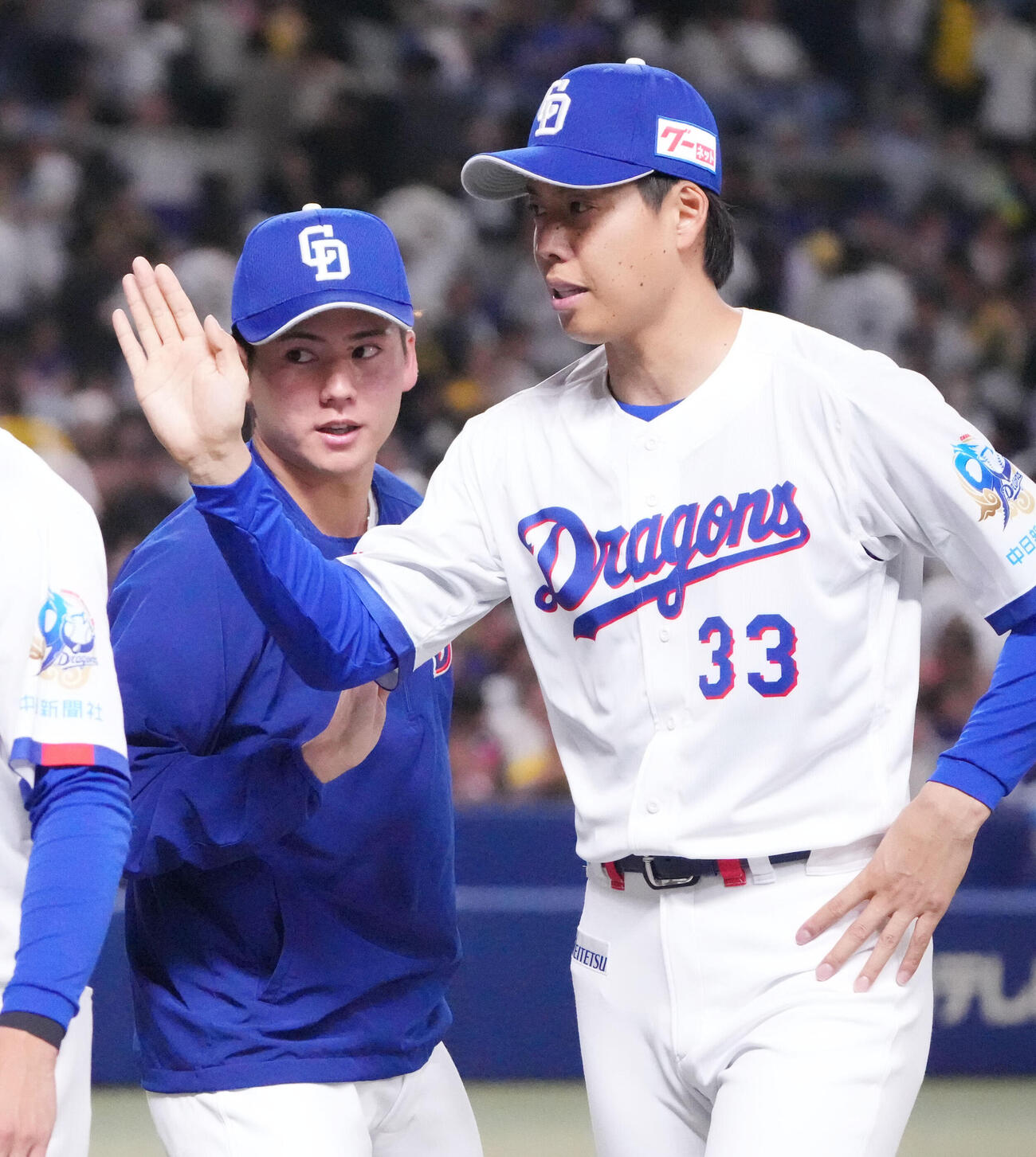 中日対阪神　試合終了、金丸夢斗（左）は杉浦稔大らナインとタッチを交わす（撮影・森本幸一）