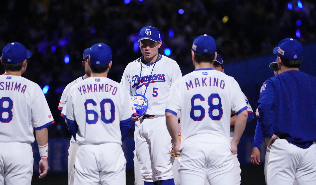 中日対阪神　試合終了、円陣中央でナインに話をする村松開人（撮影・森本幸一）