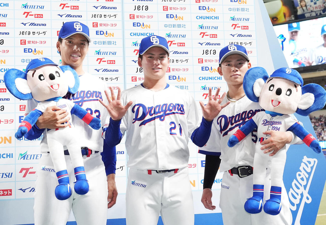中日対阪神　ヒーローインタビューを終えポーズを決める左から杉浦稔大、金丸夢斗、村松開人（撮影・森本幸一）
