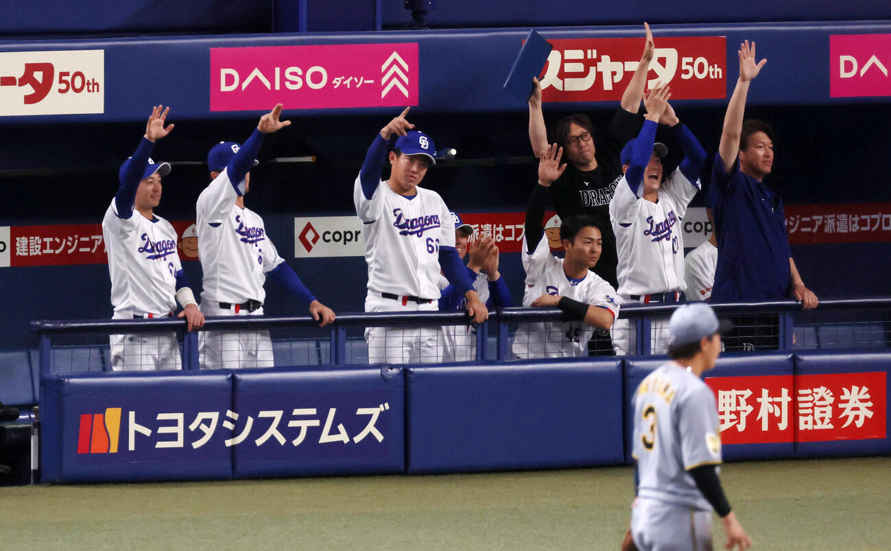 中日対阪神　3回裏中日1死満塁、村松開人の右線3点適時三塁打に盛り上がるベンチのナイン（撮影・加藤哉）