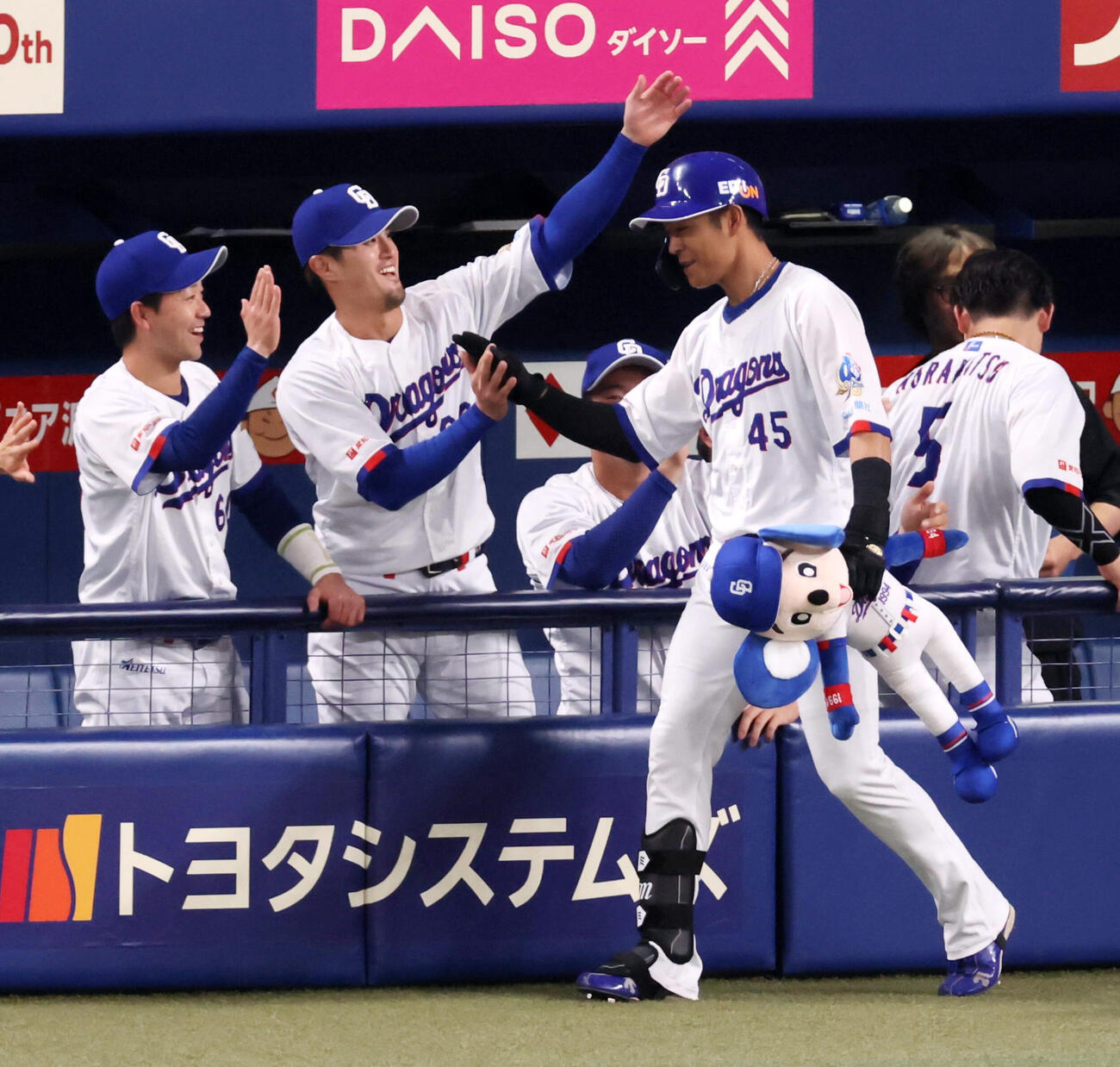 中日対阪神　4回裏中日無死、土田龍空は右越えソロ本塁打を放ちベンチのナインとタッチする（撮影・加藤哉）