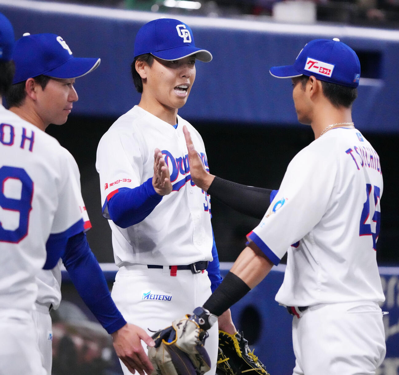 中日対阪神　8回表終了、杉浦稔大（中央）は好リリーフしベンチ前でナインを迎える（撮影・森本幸一）