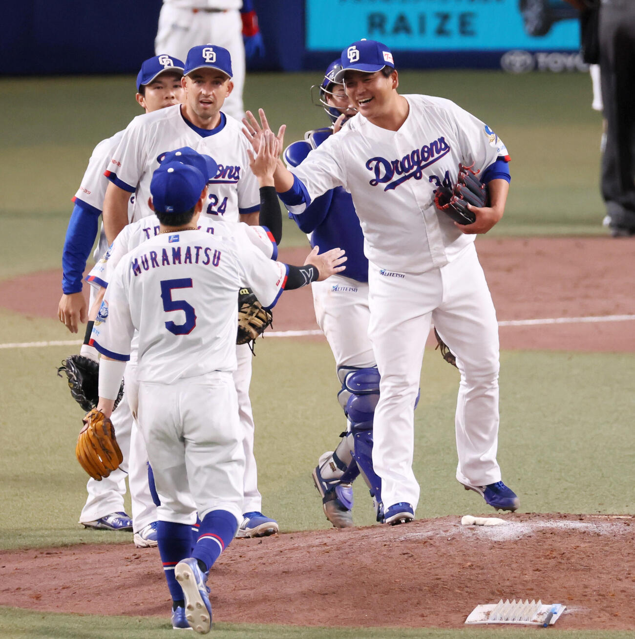 中日対阪神　阪神に勝利しナインとタッチする中日福敬登（撮影・加藤哉）