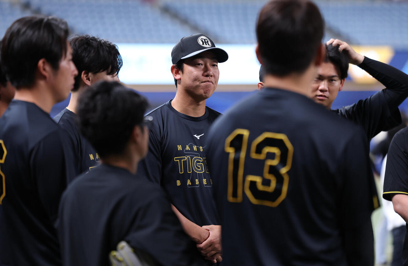 中日対阪神　1軍に合流した阪神畠世周（中央）（撮影・前田充）