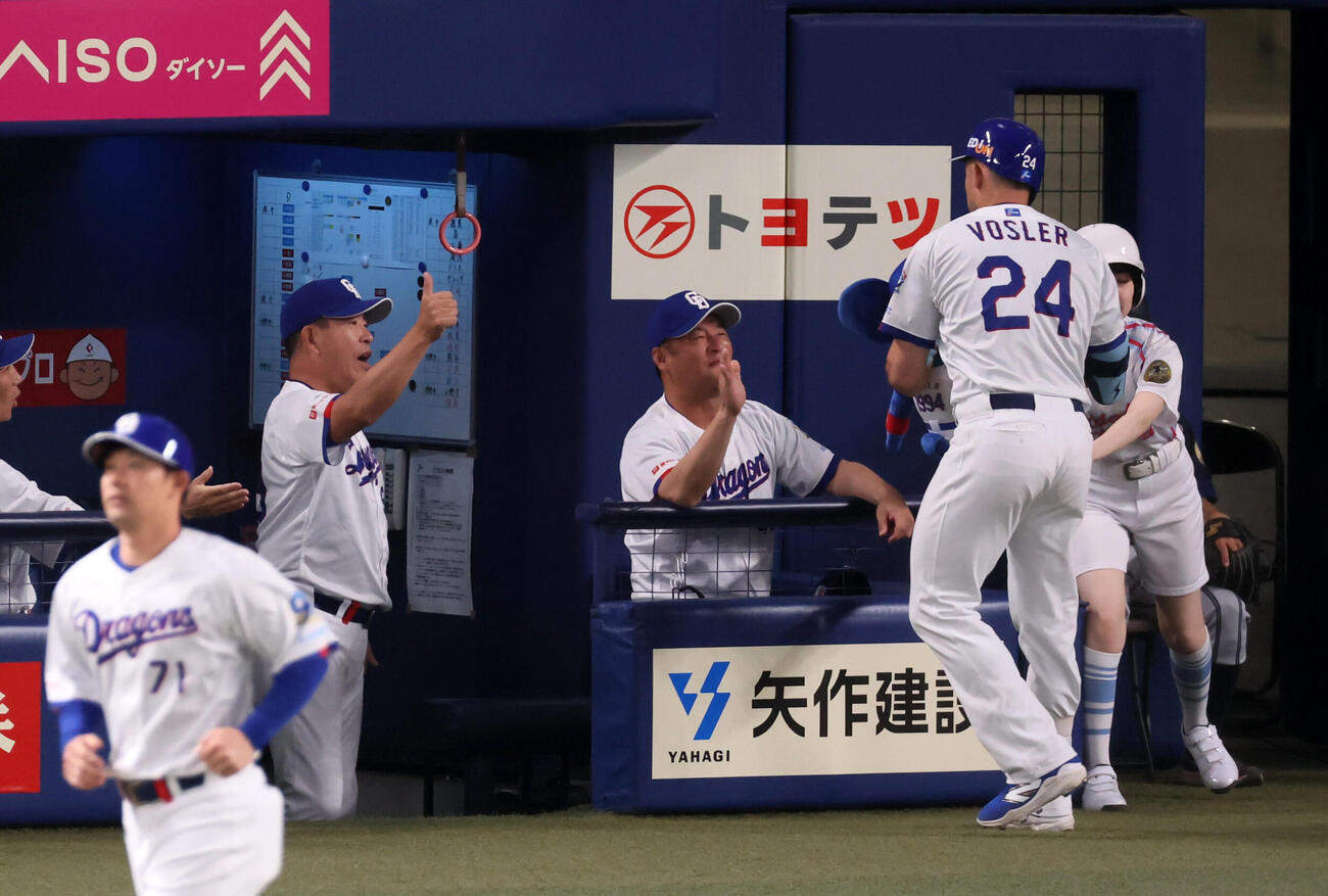 中日対阪神　2回裏中日1死、ジェイソン・ボスラーは右越えソロ本塁打を放ちベンチの井上一樹監督（左）がサムズアップポーズで出迎える（撮影・加藤哉）