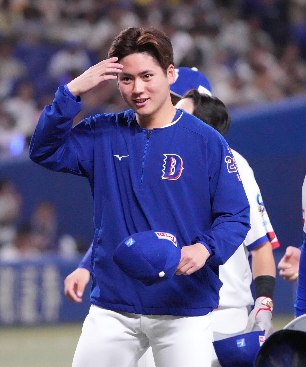 中日対阪神　試合終了、スタンドの声援に明るい表情を見せる金丸夢斗（撮影・森本幸一）