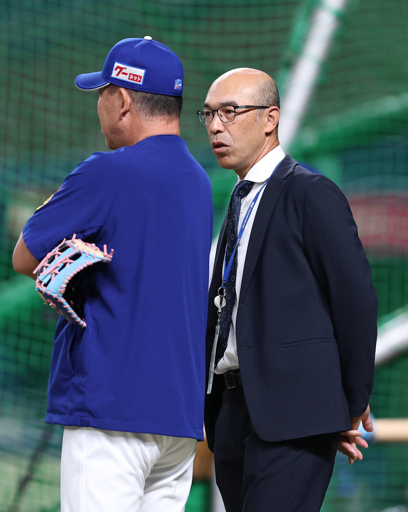 中日対阪神　試合前練習で中日井上一樹監督（左）と言葉を交わす和田一浩氏（撮影・前田充）