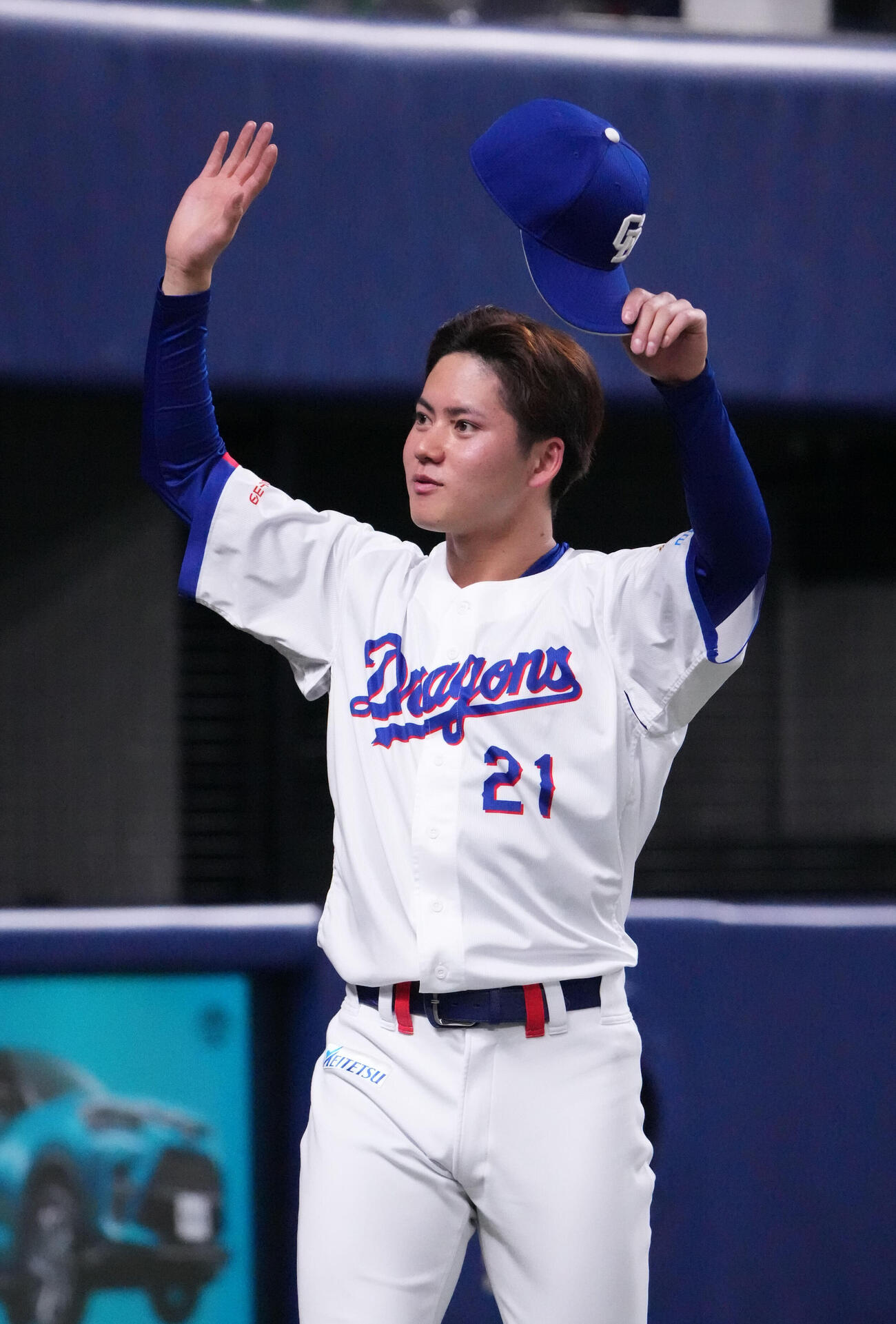 中日対阪神　試合終了、スタンドの声援に応える金丸夢斗（撮影・森本幸一）