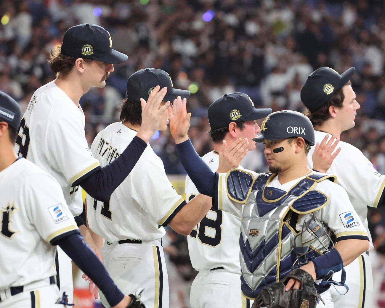 オリックス対ロッテ　初勝利を挙げたオリックスのショーン・ジェリーは、森友哉とタッチをかわす（撮影・西尾就之）