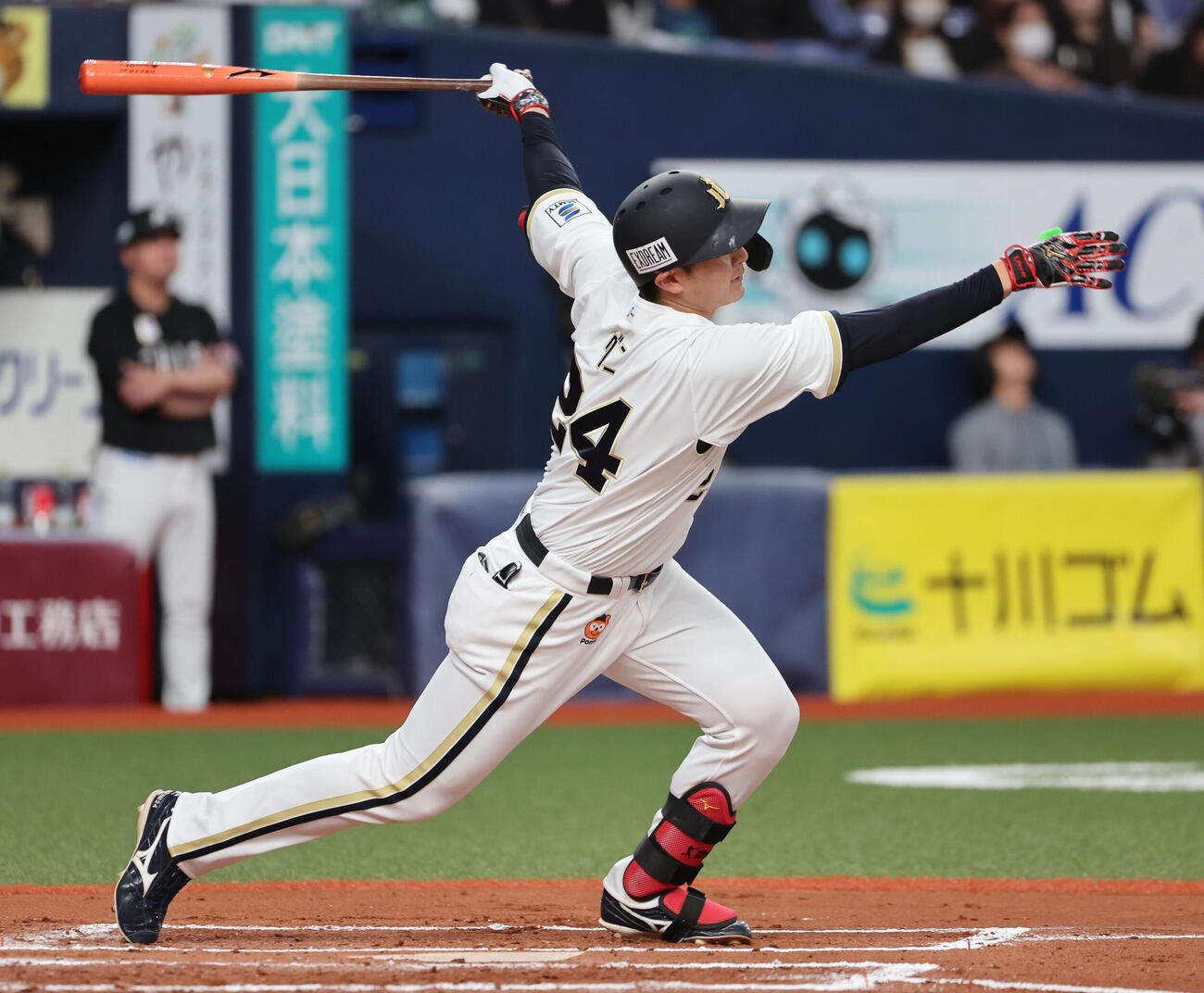 オリックス対ロッテ　6回裏オリックス1死三塁、紅林弘太郎は中犠飛を放つく（撮影・西尾就之）