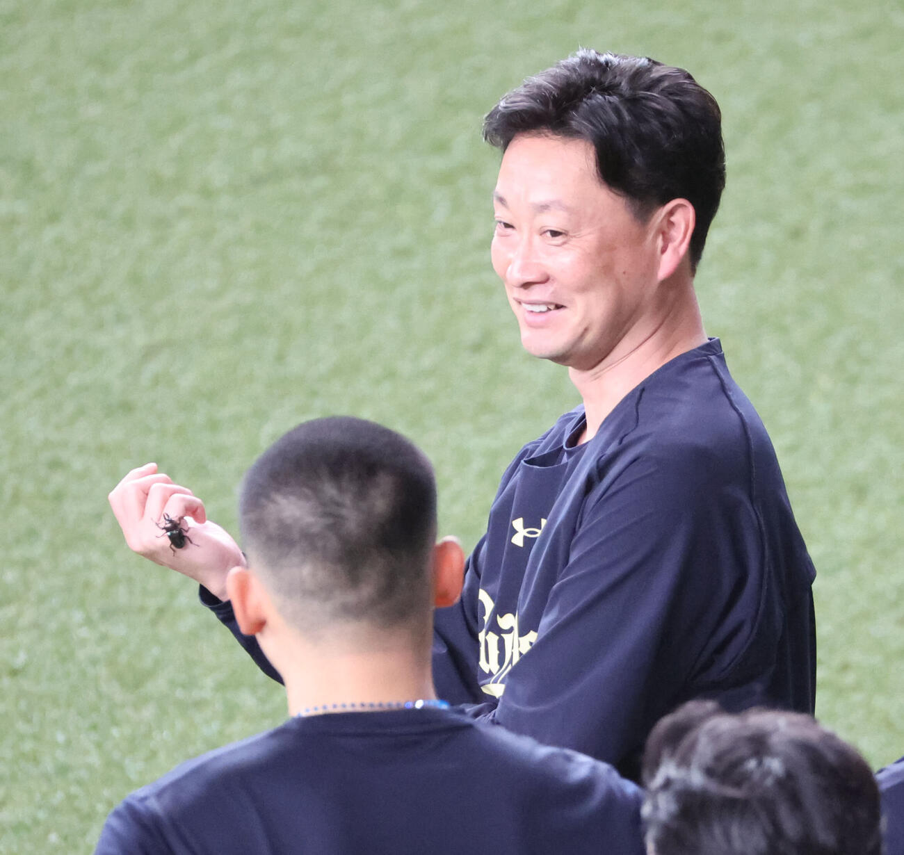 オリックス対ロッテ　オリックス岸田護監督が外野で採集したニジイロクワガタ（撮影・西尾就之）