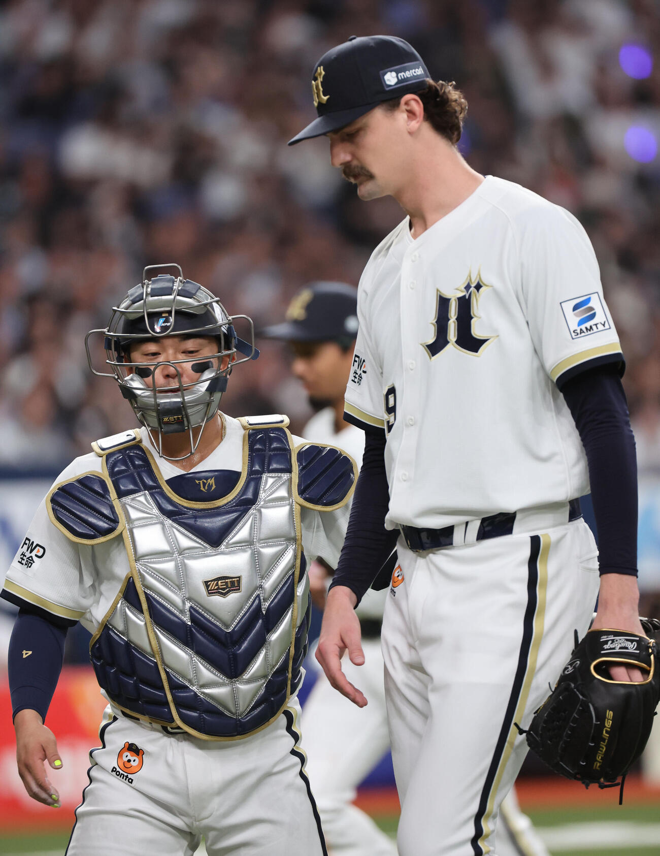 オリックス対ロッテ　2回を投げ終えたオリックス先発のショーン・ジェリーは森友哉と話しながらベンに戻る（撮影・西尾就之）