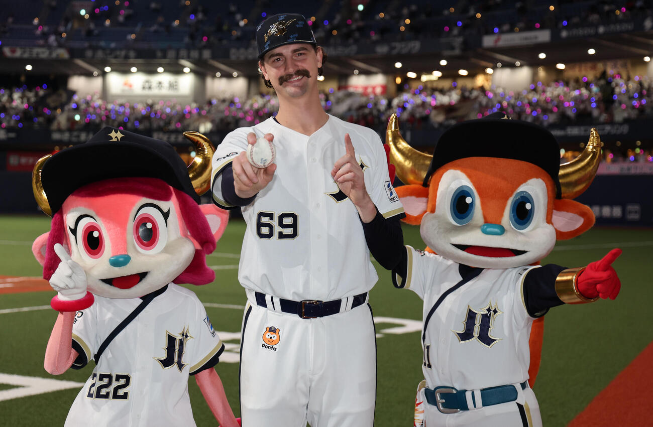 オリックス対ロッテ　初勝利を挙げたオリックスのショーン・ジェリーは、ウイニングボールを手に記念写真に納まる（撮影・西尾就之）
