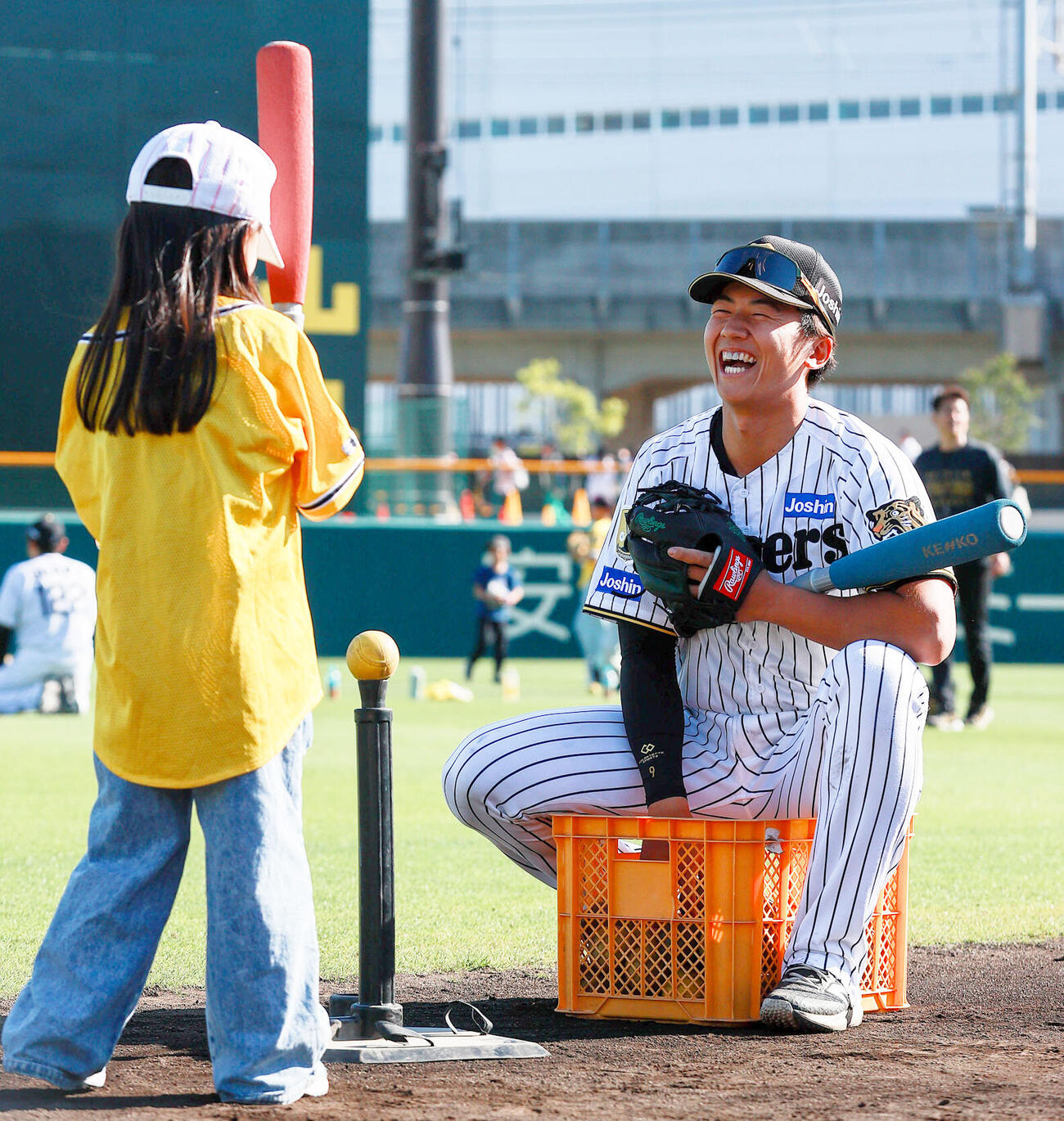 ウエスタン・リーグ阪神対広島　試合後、トライアルベースボールで児童たちと交流する阪神立石正広（撮影・上山淳一）