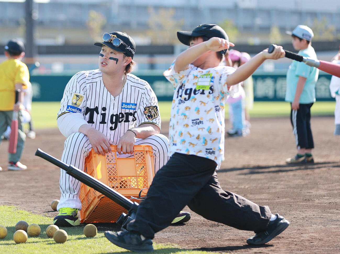 トライアルベースボールで児童たちと交流する阪神浜田太貴（撮影・上山淳一）