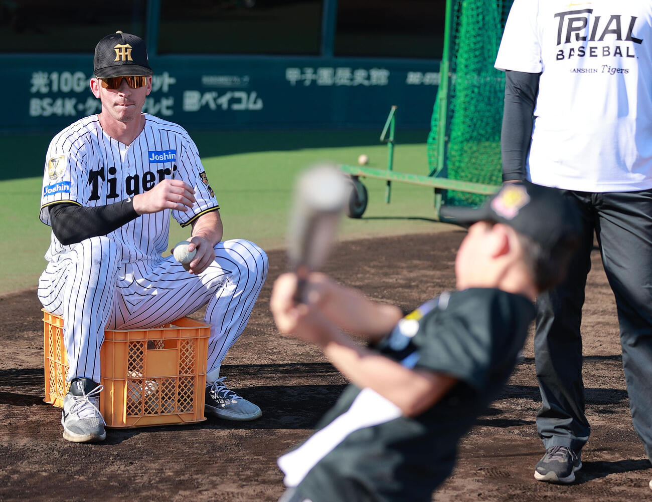 トライアルベースボールで児童たちと交流する阪神キャム・ディベイニー（撮影・上山淳一）