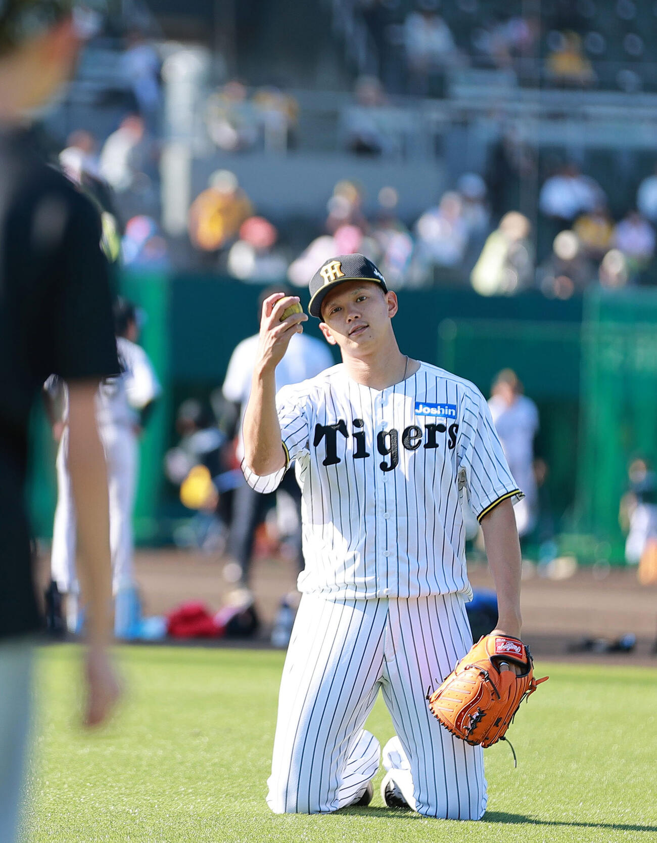 トライアルベースボールで児童たちと交流する阪神能登嵩都（撮影・上山淳一）